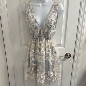 LUCY IN THE SKY LOS ANGELES Elegant Sheer Floral Lace Dress in Light Gray Size M